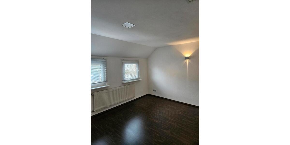 Dachgeschoßwohnung Villingen-Schwenningen Schwenningen - 4 Zimmer, 85 m&sup2;, 1.050&euro; | Angebot:25165024