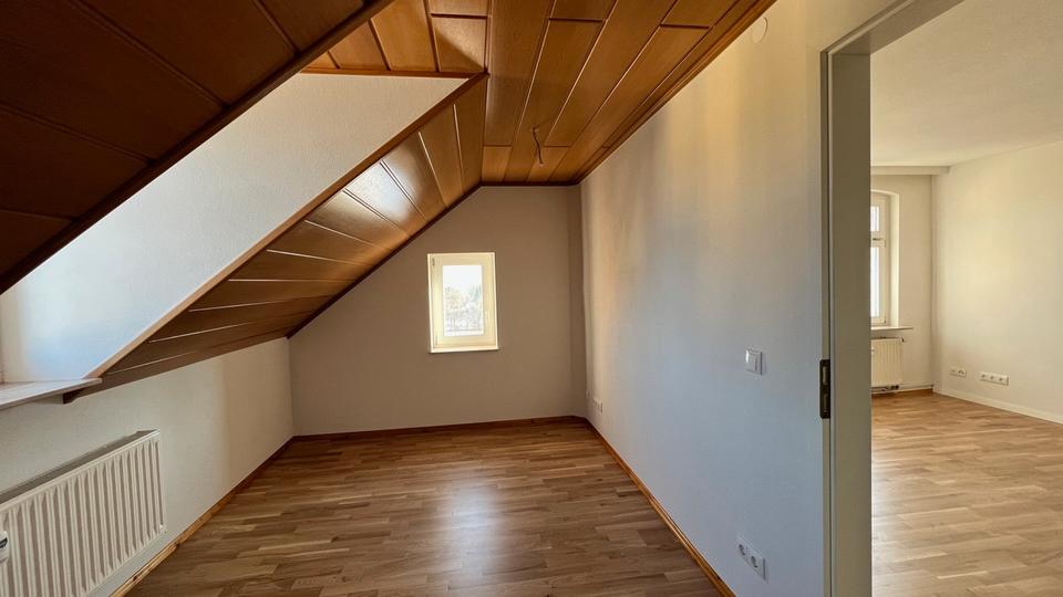 Dachgeschoßwohnung Hohenstein-Ernstthal Ernstthal - 4 Zimmer, 105 m&sup2;, 700&euro; | Angebot:24380399