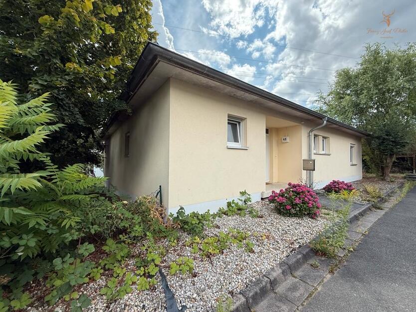 Freistehendes Einfamilienhaus im Bungalowstil mit schönem, uneinsehbarem Garten – ab 01.10.verfügbar