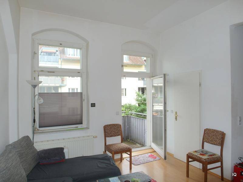 Ab Oktober 2025: Kleine SingleWohnung mit Balkon (Hofseite), Schlafecke, Laminatboden und Badewanne