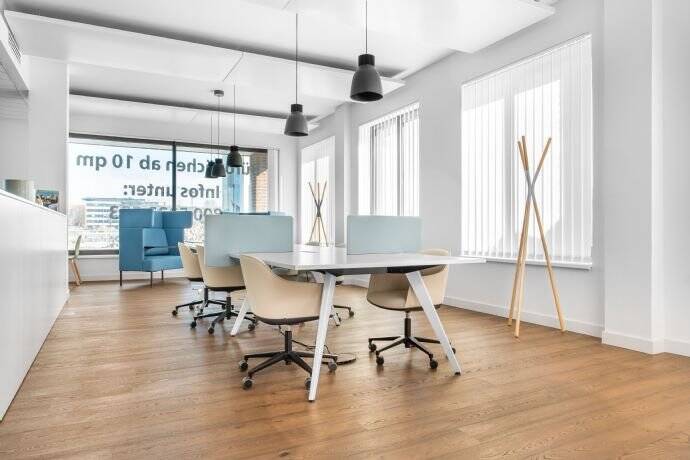 Zugang zu professionellen Coworking-Bereichen in Regus Kaistraße