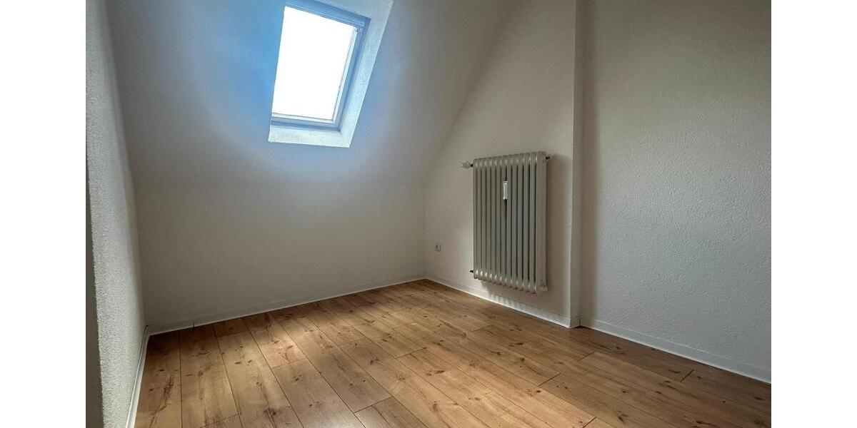 Dachgeschoßwohnung Saarbrücken West - 4 Zimmer, 65 m&sup2;, 750&euro; | Angebot:25883161