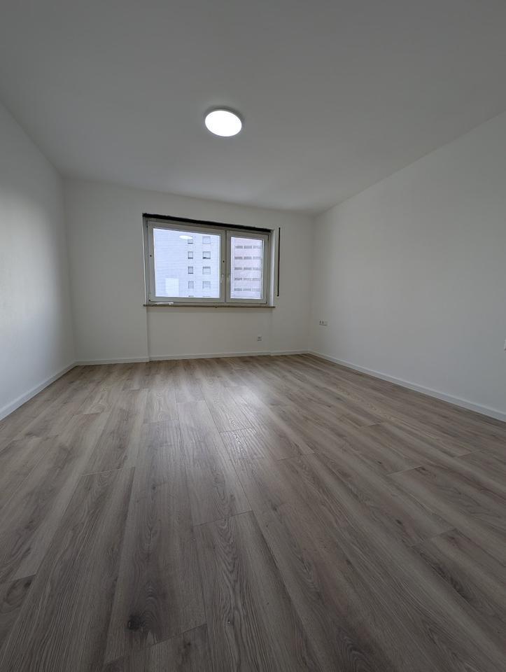 Erstbezug nach Sanierung mit Balkon: Schöne 2,5-Zimmer DG-Wohnung