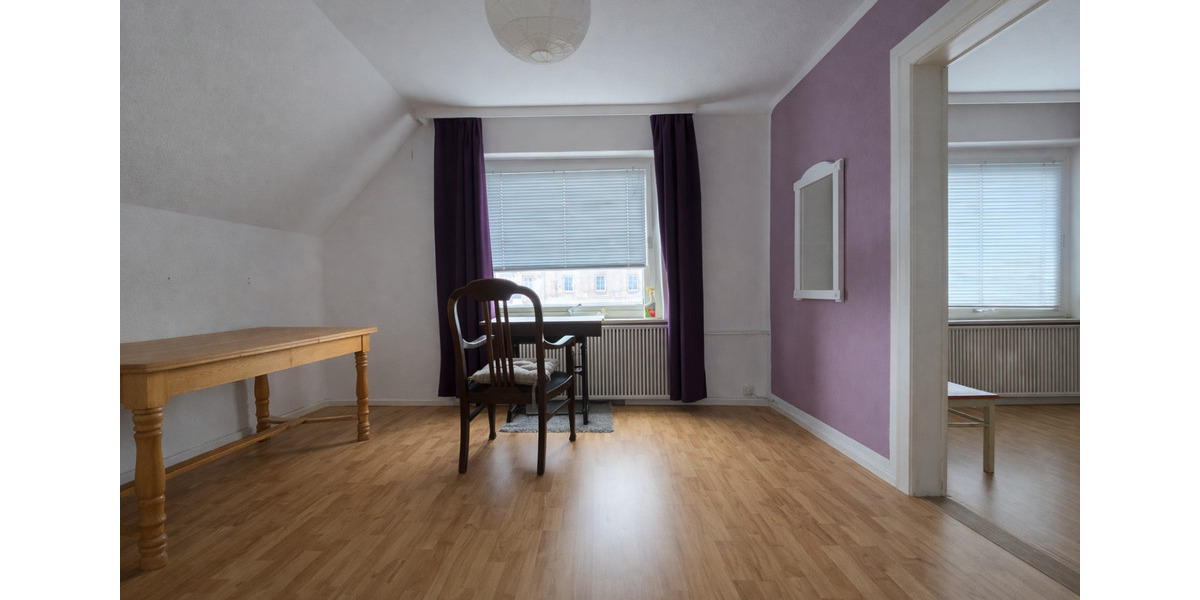 WG-Zimmer in großzügigem Haus (Misburg) nahe Bus&Bahn Haltestelle 4 zimmer