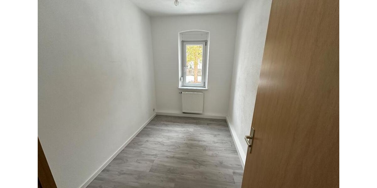 Erdgeschoßwohnung Weiden in der Oberpfalz - 4 Zimmer, 82 m&sup2;, 820&euro; | Angebot:24748437