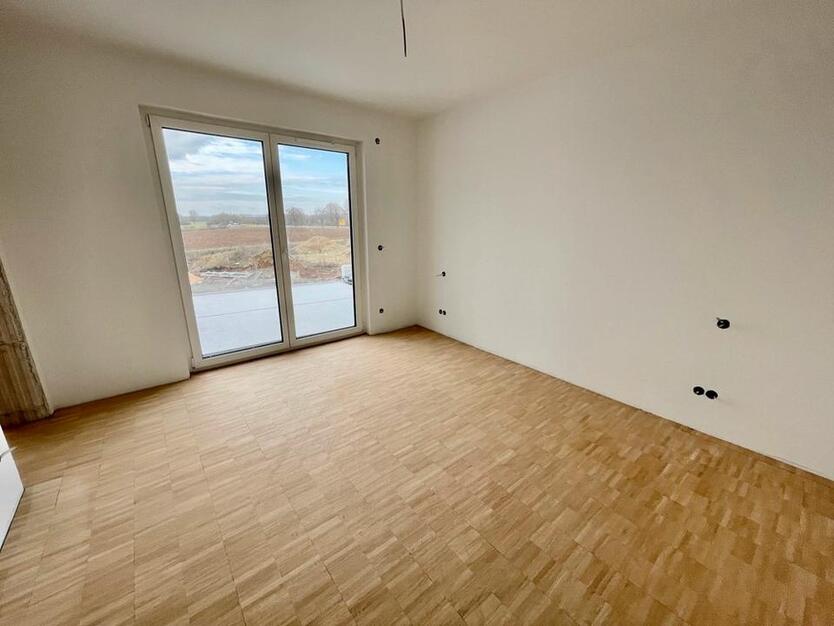 Helle Wohnung BJ 202223 mit Westbalkon, TG-Stellplatz und Stellplatz im Freien!