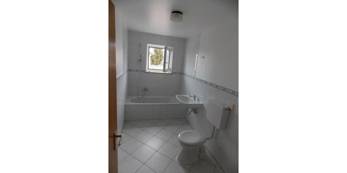 Etagenwohnung Tussenhausen - 4 Zimmer, 100 m&sup2;, 900&euro; | Angebot:26049381