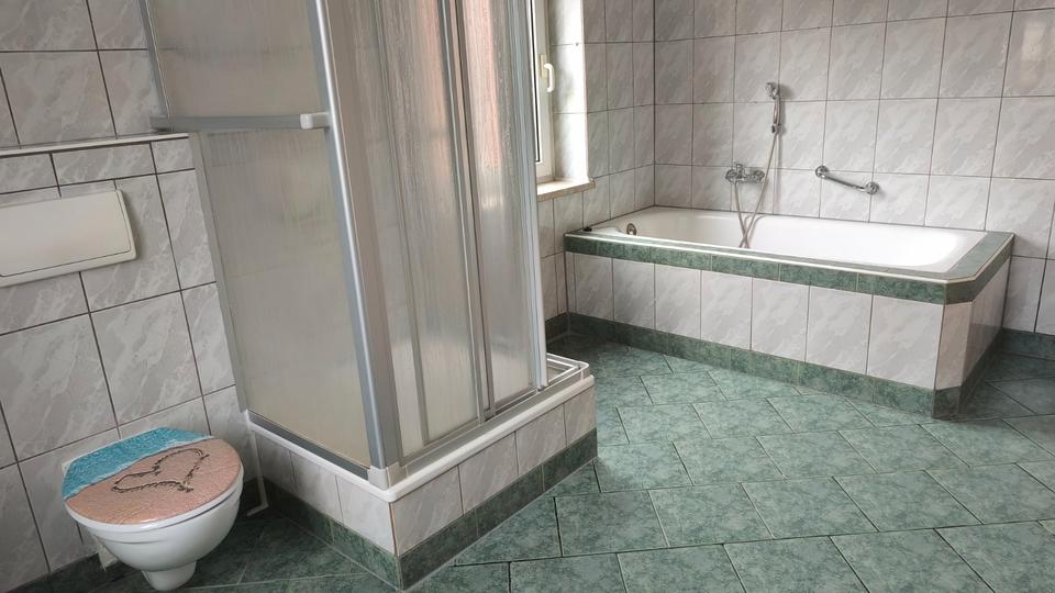 Erdgeschoßwohnung Hartenstein - 3 Zimmer, 81 m&sup2;, 490&euro; | Angebot:26223657