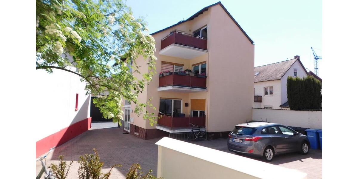 Sehr schöne Dachgeschosswohnung mit großem Balkon 2 zimmer
