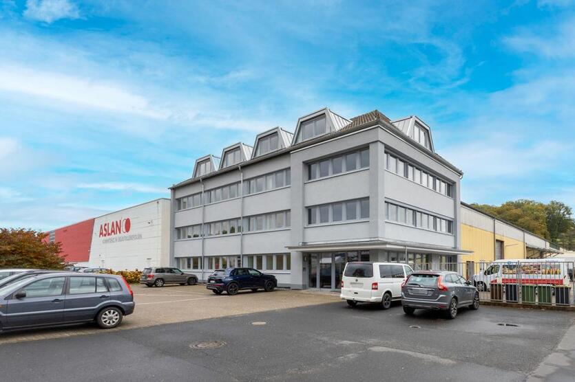 Untereschbach: Bürofläche mit insgesamt ca. 435 m² einzeln oder getrennt mit idealer Anbindung!