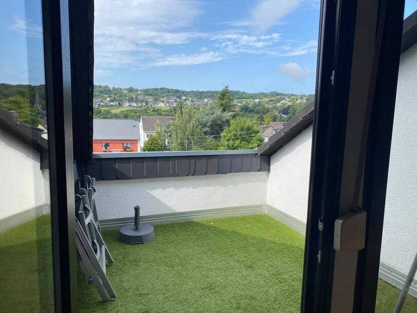 schöne drei Zimmer Wohnung mit Balkon und EBK