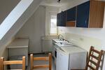 Dachgeschoßwohnung: 2 Zimmer, Küche, Bad mit Einbauküche