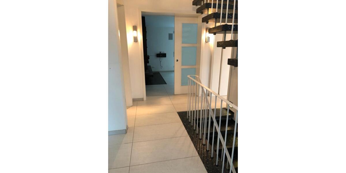Einfamilienhaus Dreieich - 9 Zimmer, 300 m&sup2;, 4.200&euro; | Angebot:26336525