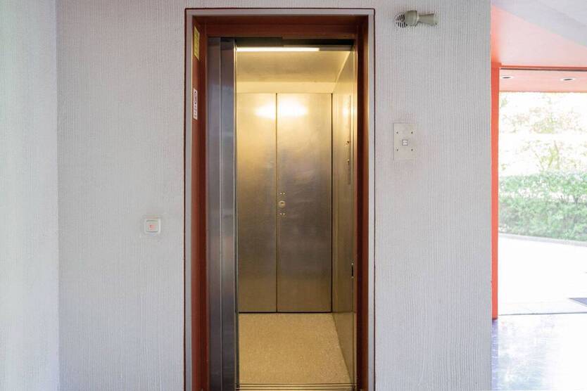 Randgebiet Düsseldorf: Wunderschöne 2,5 Zimmer-Penthousewohnung mit umlaufender Dachterrasse! 2 zimmer