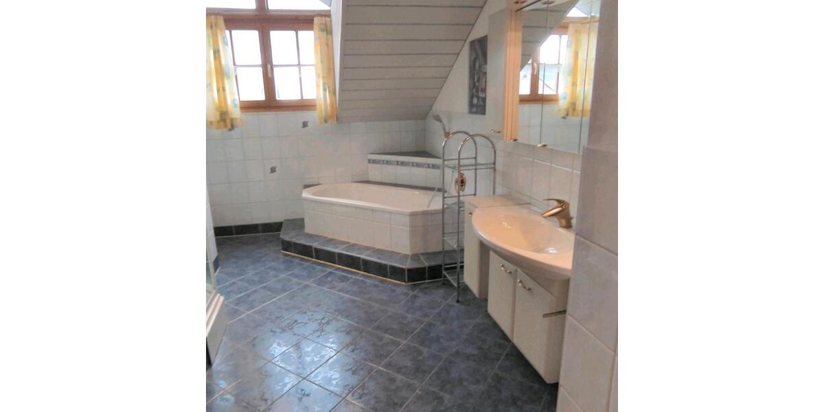 Dachgeschoßwohnung Tuntenhausen - 4 Zimmer, 100 m&sup2;, 1.250&euro; | Angebot:25945352