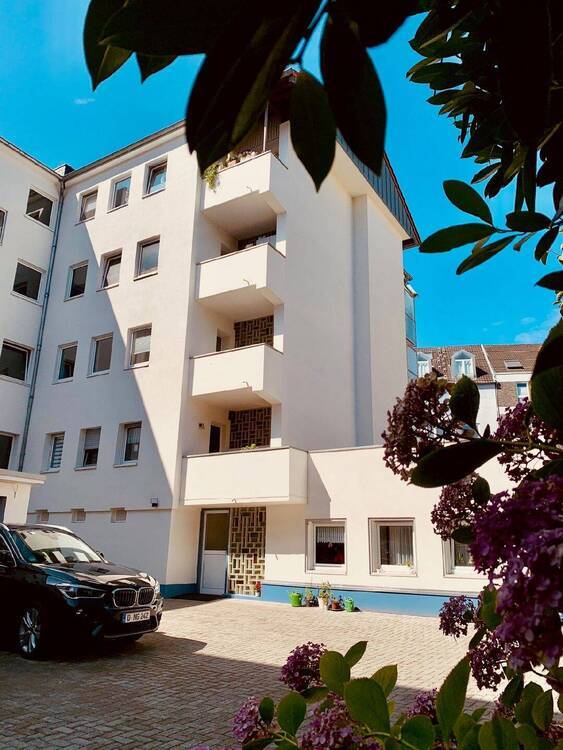 Renovierte 2-Zimmer-Wohnung mit 2 Balkonen 2 Stellpl. in Bestlage von D-Oberkassel