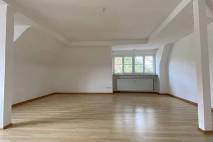 Großzügige 2-Zimmer-Wohnung mit Charme