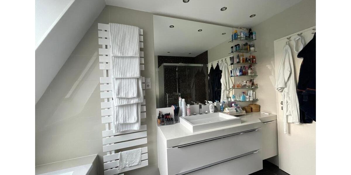 Einfamilienhaus Waldbronn - 8 Zimmer, 250 m&sup2;, 2.800&euro; | Angebot:25963883