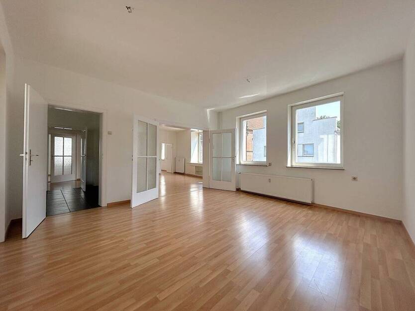 Helle, geräumige 4 Zimmerwohnung mit Balkon in zentraler Lage