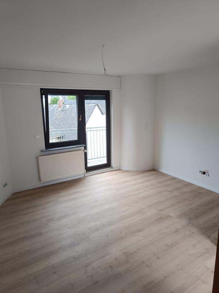 Frisch renovierte 3-Zimmer-Wohnung mit 2 Balkonen in Eschhofen