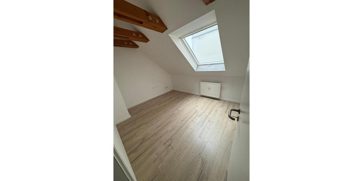 Dachgeschoßwohnung Lichtenstein (Sachsen) - 3.5 Zimmer, 76 m&sup2;, 450&euro; | Angebot:25902789