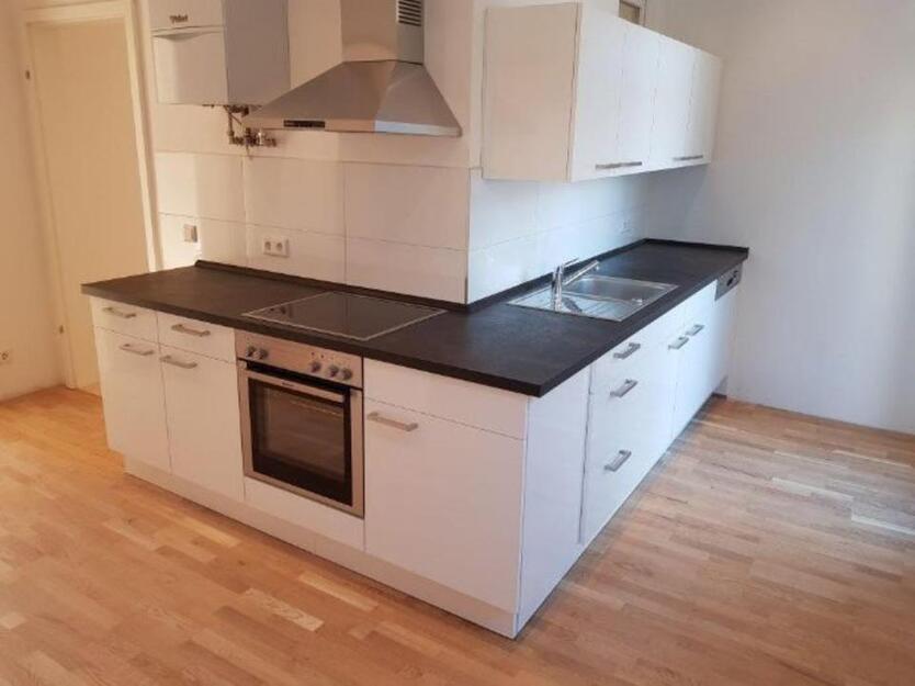 Moderne 2,5 Zimmer Wohnung mit Balkon in zentraler Lage