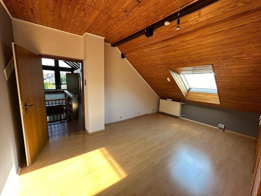 Großzügige 5-Zimmer-Wohnung, 155qm mit Garten und Stellplatz