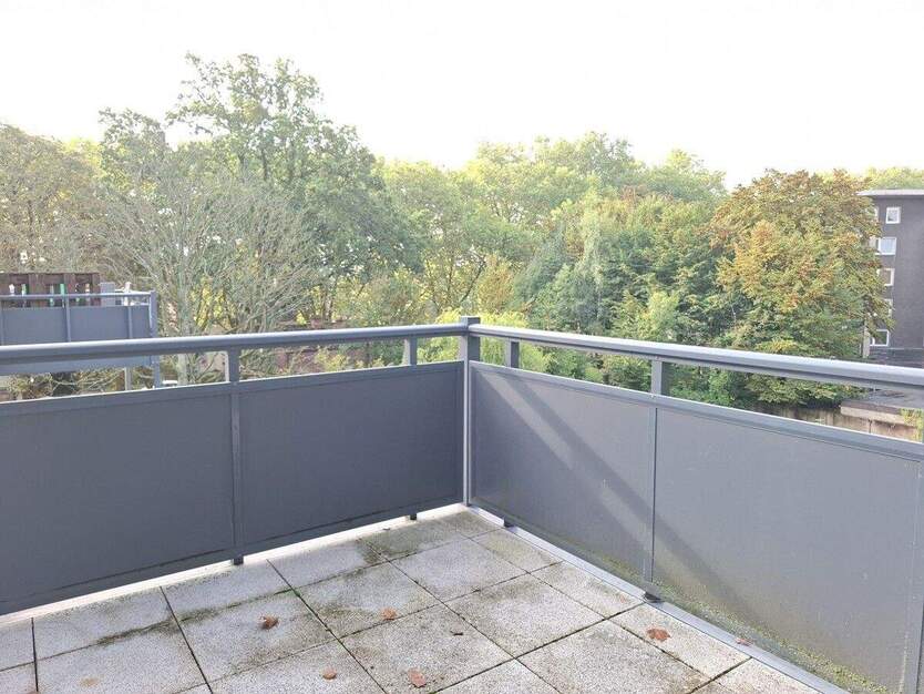 Gelsenkirchen-Erle! Modernisierte Altbau-Dachgeschosswohnung mit Süd-Westbalkon. 2 zimmer