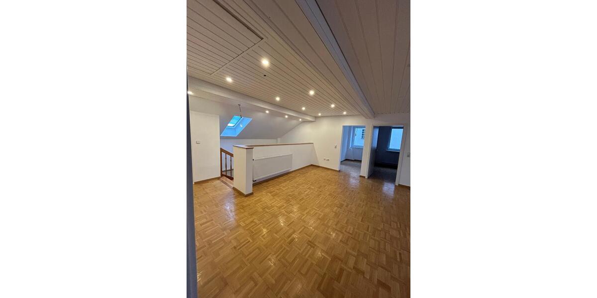 Dachgeschoßwohnung Maßbach - 3 Zimmer, 100 m&sup2;, 900&euro; | Angebot:26383213