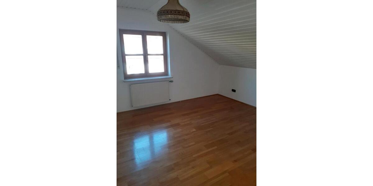 Helle 110 qm DG-Wohnung in 92660 Neustadt WN 4 zimmer