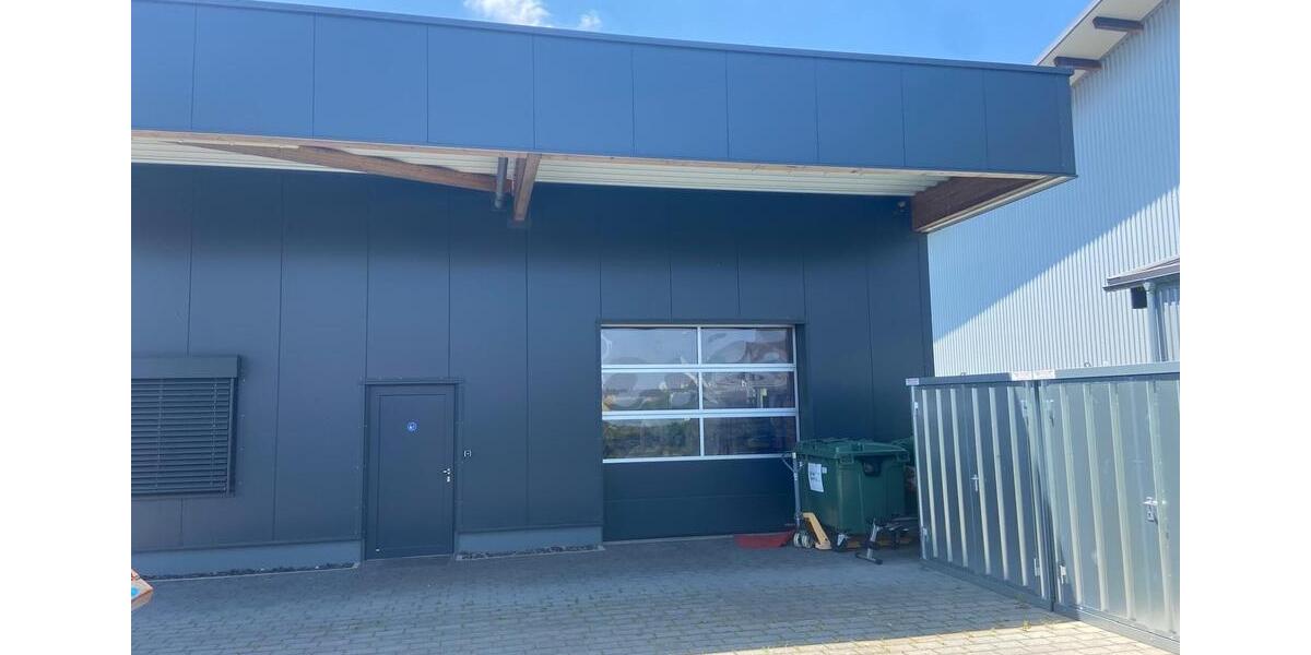 Industriehalle mit Büro, großer Freifläche, PV & Klima zimmer