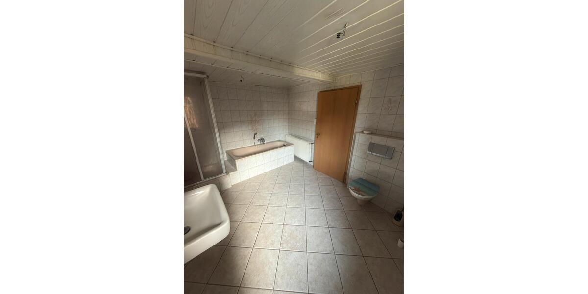 Etagenwohnung Saalfeld (Saale) - 11 Zimmer, 300 m&sup2;, 25&euro; | Angebot:25881780