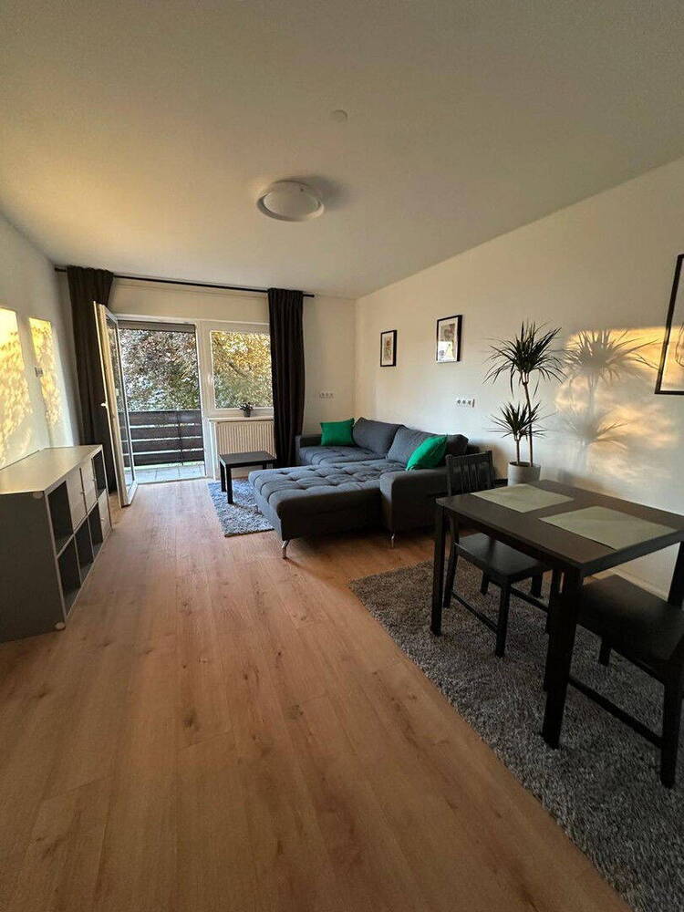 Modern renovierte, vollständig möblierte 2-Zimmer-Wohnung mit Balkon - sofort bezugsfrei