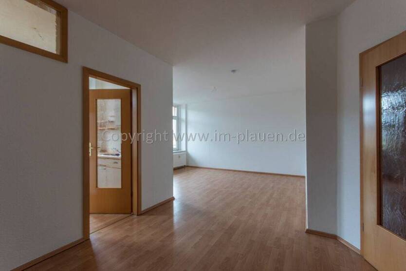 Plauen-Haselbrunn: 3-Zimmer-Wohnung mit Balkon, EBK & Gäste-WC im EG