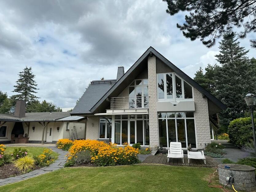 Freistehendes Architektenhaus mit traumhaftem Grundstück + Pool in der Nähe des Herzzentrums