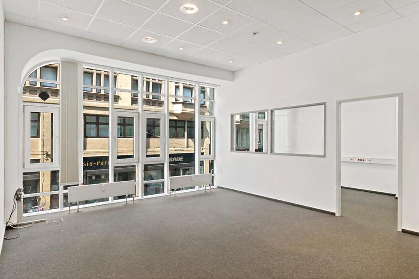 Bürofläche mit großer Fensterfront zur Großen Ulrichstraße