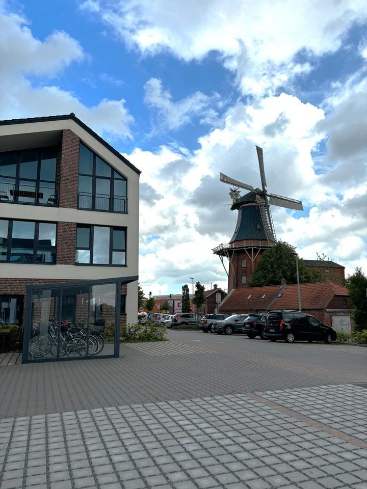 Wohnen am Norder Tief: Schöne Erdgeschoßwohnung mit Blick auf die Mühle