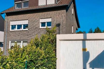 Langenfeld renovierte, klimatisierte DG Wohnung im 3 Familienhaus
