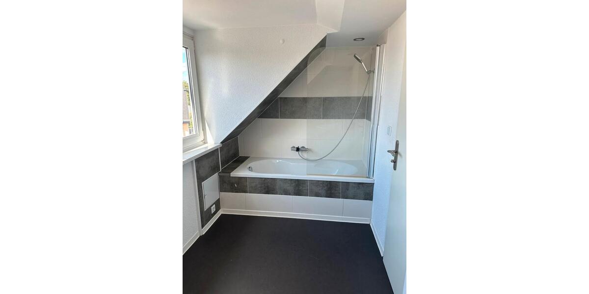 Dachgeschoßwohnung Hecklingen - 4 Zimmer, 62 m&sup2;, 350&euro; | Angebot:24878569