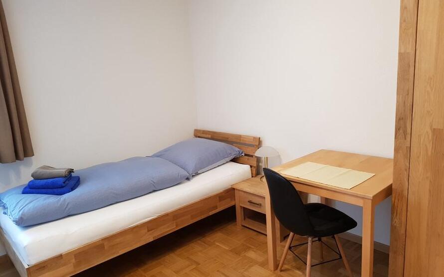 Gästezimmer in Filderstadt mit Internet, TV, Gästeküche, Etagendusche, GästeWc, Waschmaschine, Trocker, Nähe Messe Stuttgart zimmer