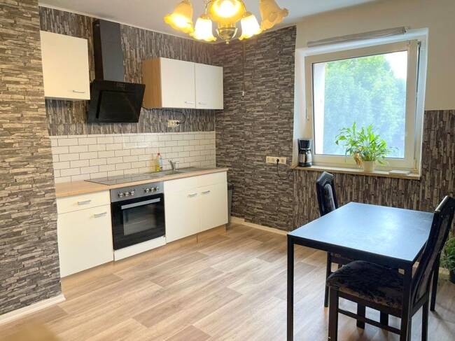 Zentral und schön renoviert: Helle 2-Zimmer-Wohnung + Essküche + Bad, etc., im 1. Stock!