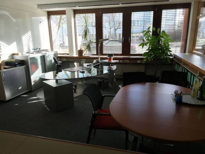 431 qm Lagerfläche und 2 schöne Büros in Kornwestheim Nähe Stuttgart - All-in-Miete