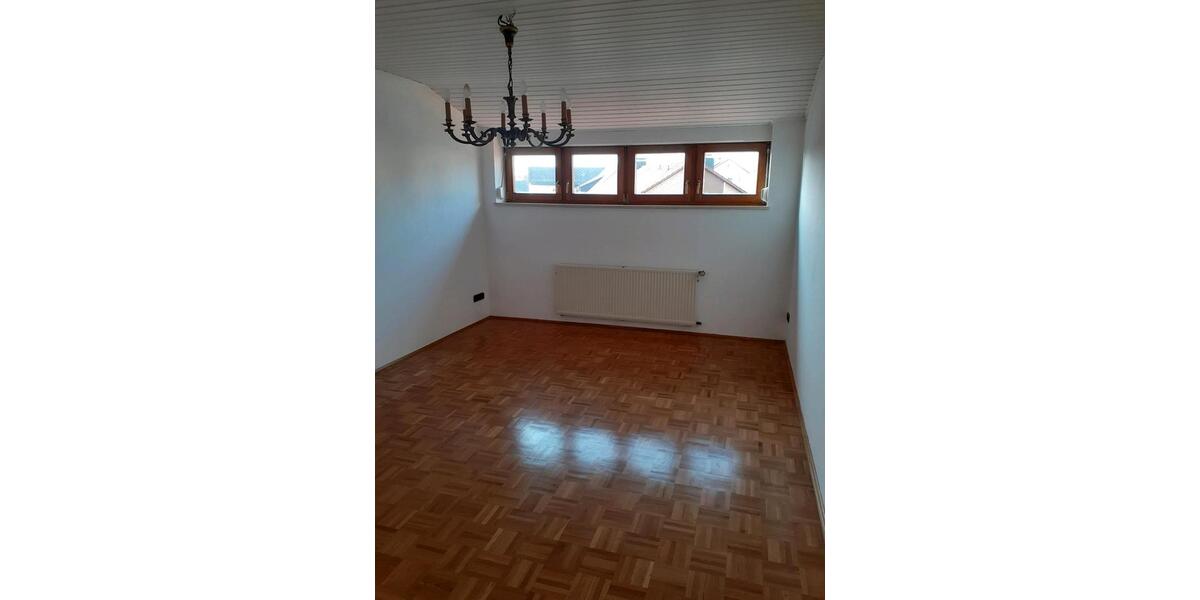 Helle 110 qm DG-Wohnung in 92660 Neustadt WN 4 zimmer