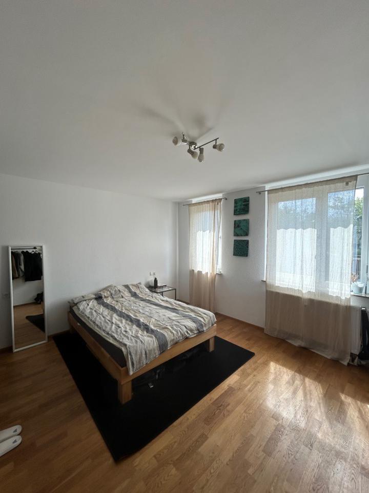 Schönes Zimmer mit eigenem BadeZimmer in 130m² WG