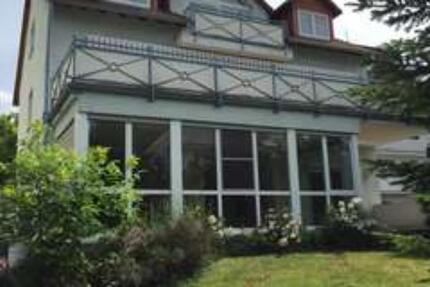 Helle 3-Zimmer-Dachgeschosswohnung mit Balkon ins Grüne – zentral 3 zimmer