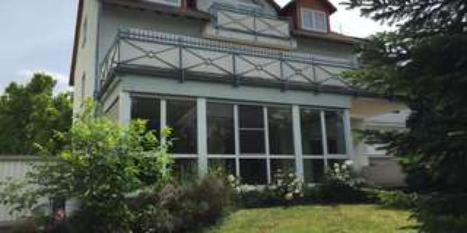 Helle 3-Zimmer-Dachgeschosswohnung mit Balkon ins Grüne – zentral 3 zimmer