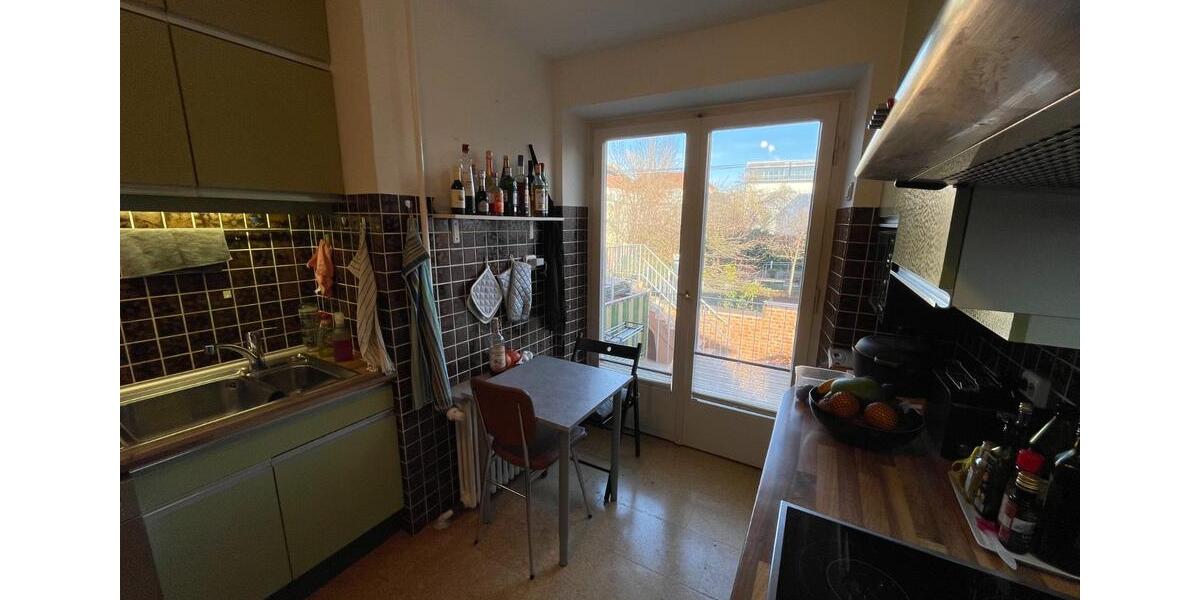 Charmante Altbauwohnung in zentraler Lage – mit Balkonen, Garage 2 zimmer