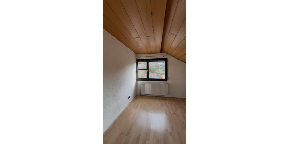 Dachgeschoßwohnung Ebersdorf bei Coburg - 5 Zimmer, 85 m&sup2;, 360&euro; | Angebot:23703572