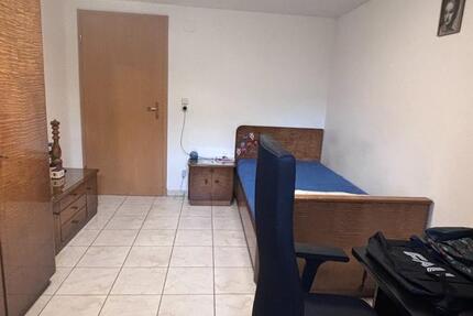 Bright room in international 3-person shared flat 1 zimmer