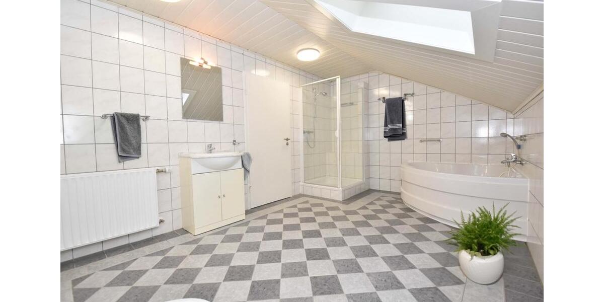 Dachgeschoßwohnung Friesoythe - 3 Zimmer, 130 m&sup2;, 780&euro; | Angebot:26006645